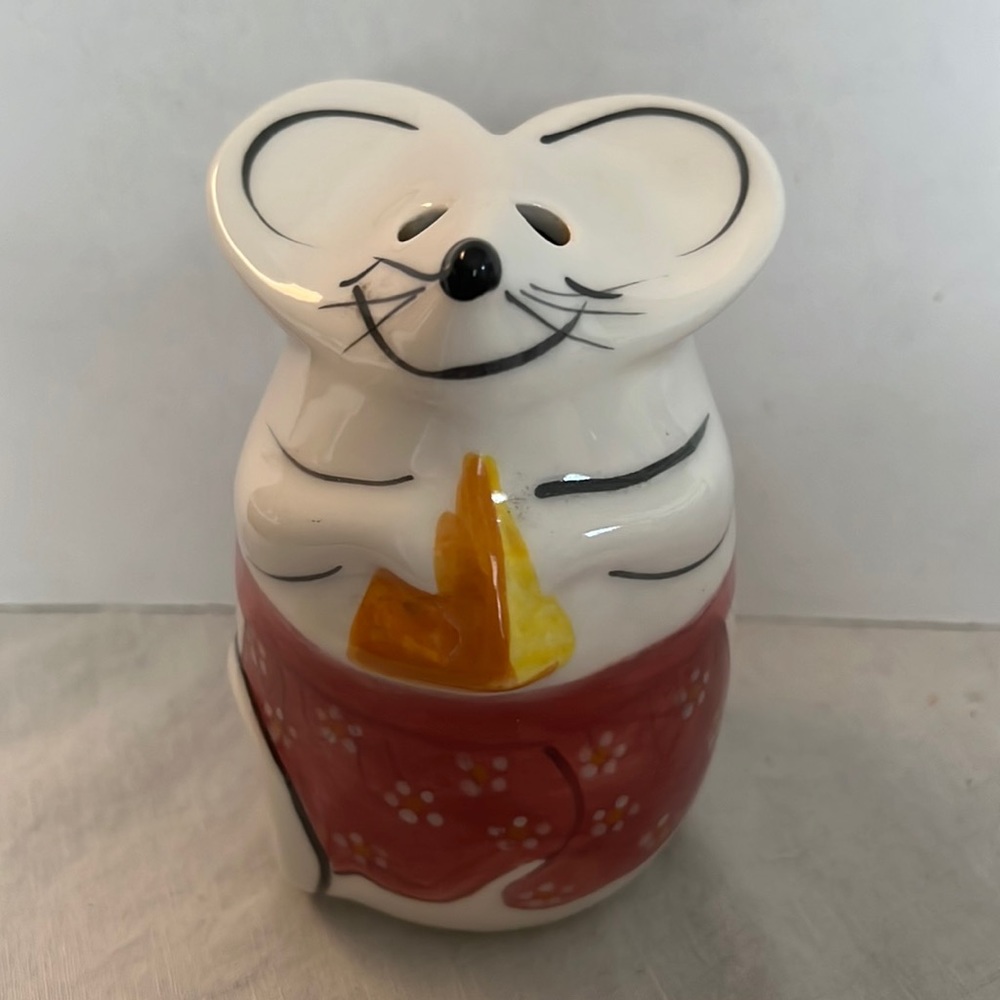 N S Gustin ceramic happy Parmesan cheese mouse.